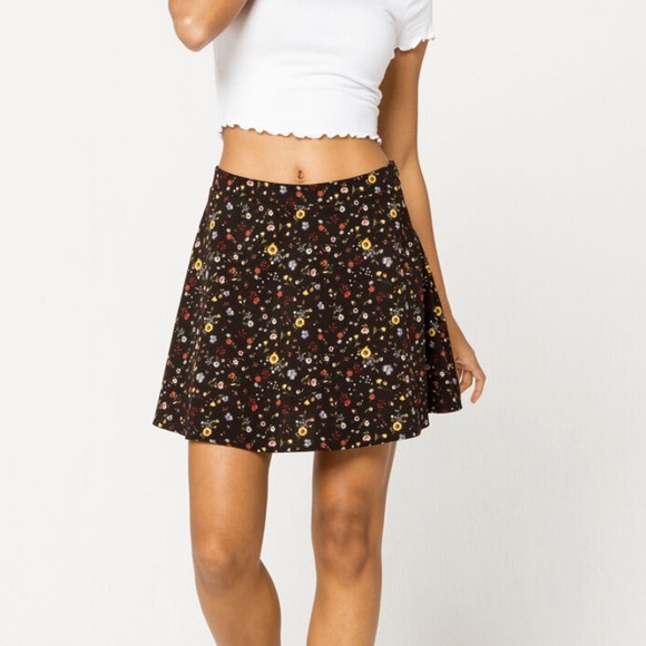IVY & MAIN Floral A-Line Mini Skirt - Picture 3 of 8